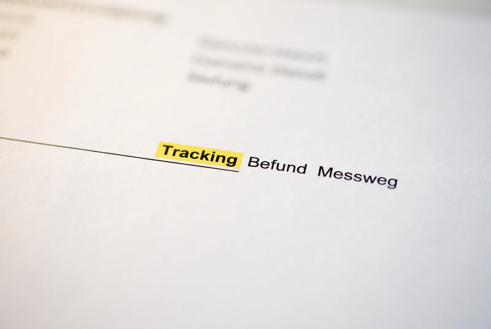 Nahaufnahme einer Befundbericht-Seite mit gelb markiertem Prüfbereich Tracking
