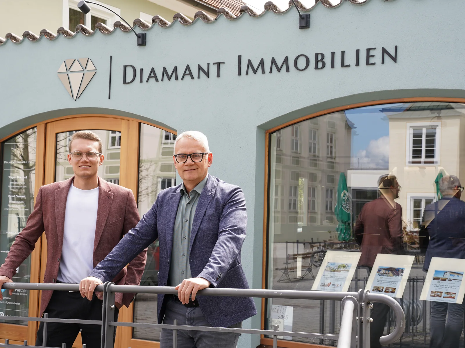 David und Jürgen Diamant vor dem Büro von Diamant Immobilien am Marktplatz in Ottobeuren
