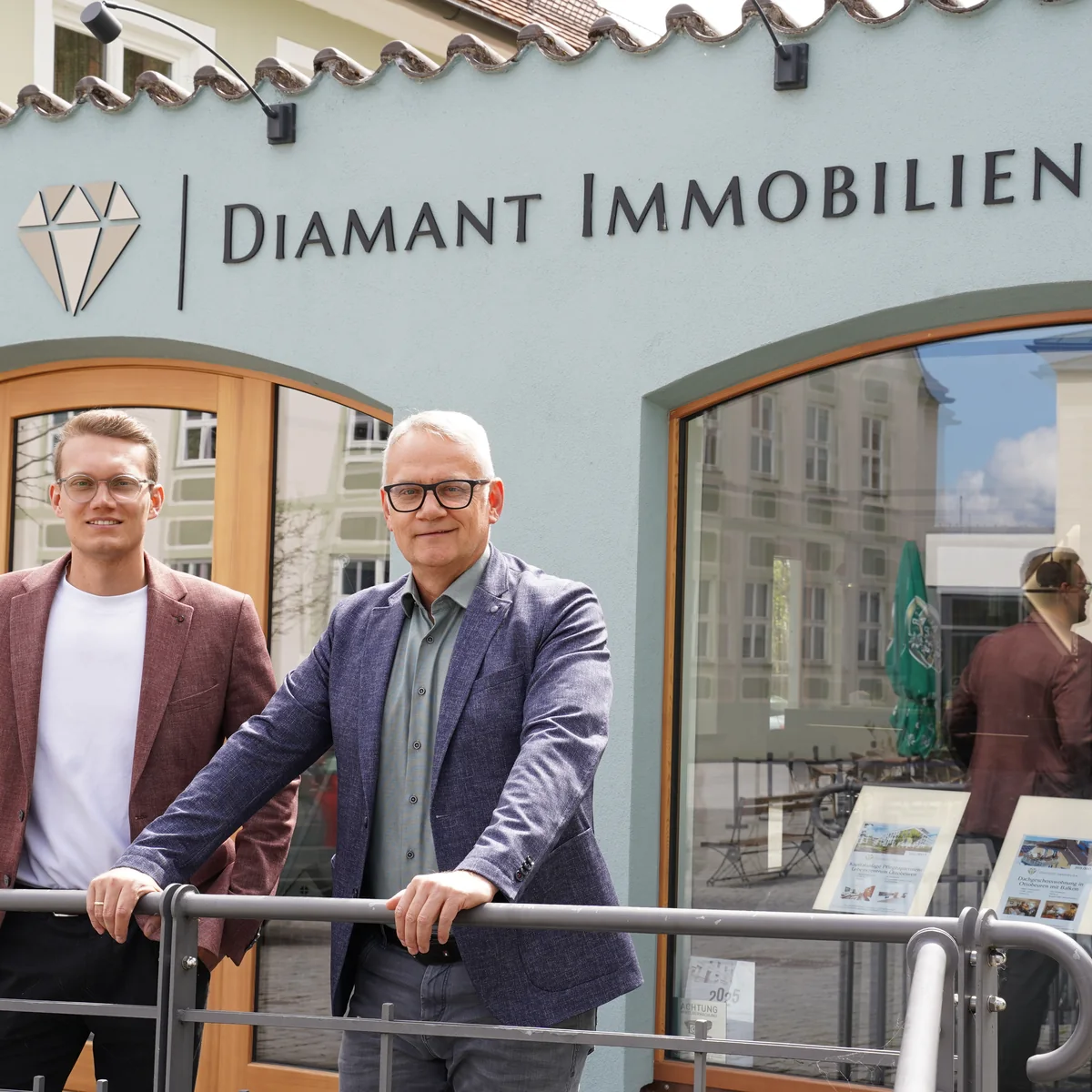 Jürgen und David Diamant vor ihrem Büro in Ottobeuren