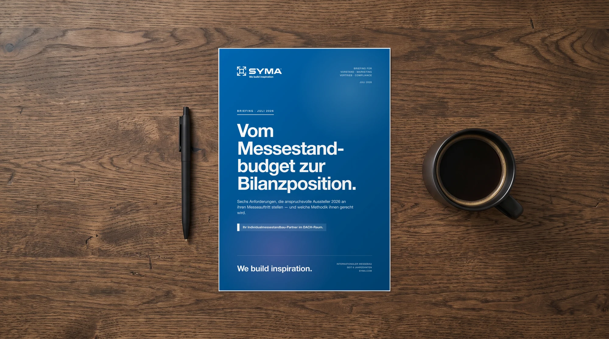 Das Messe-Briefing 2026 auf dem Schreibtisch, daneben Stift und Kaffeetasse. Mockup mit KI generiert, Deckblatt echt