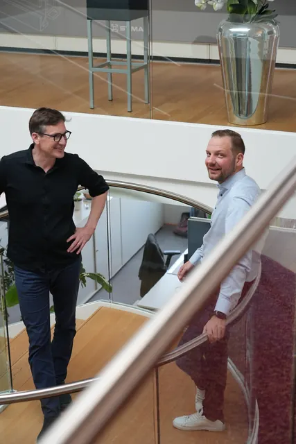 Drehtag bei SYMA: Gespräch im Treppenhaus