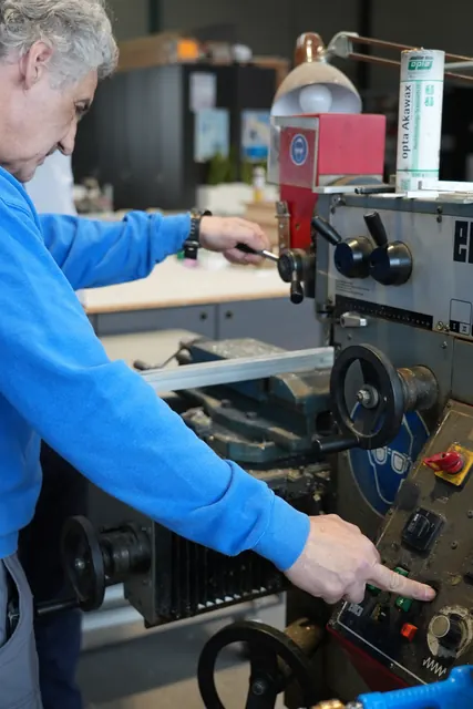 Drehtag bei SYMA: Arbeit an der Maschine in der Produktion